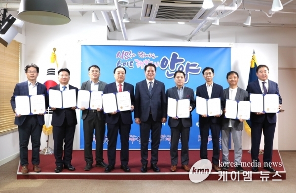 안양시, 기업유치추진위원회 위촉식 개최…전문가 12명 위촉