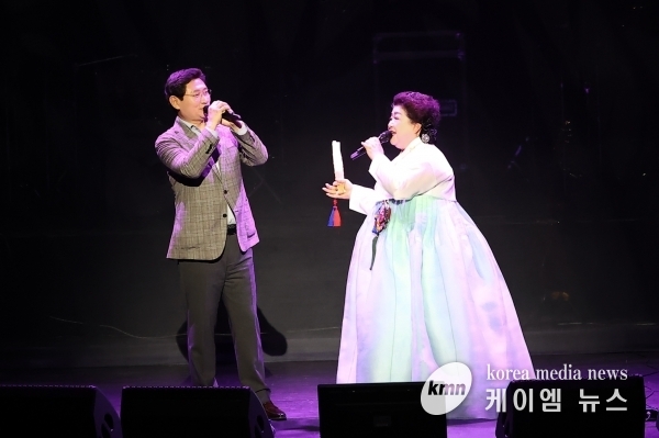 이상일 용인특례시장, 용인예술제에서 ‘별빛 같은 나의 사랑아’ 열창