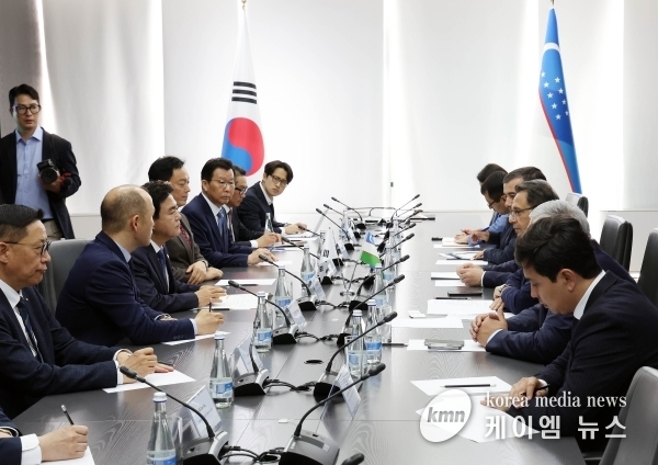 우즈벡 총리 깜짝 접견 ‘유학생’ 등 논의