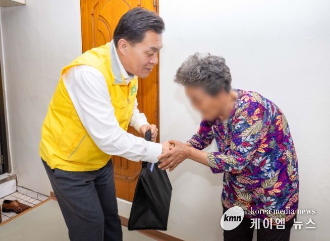 이재준 수원시장이 수원새빛돌봄 대상자에게 식사를 배달하고 있다