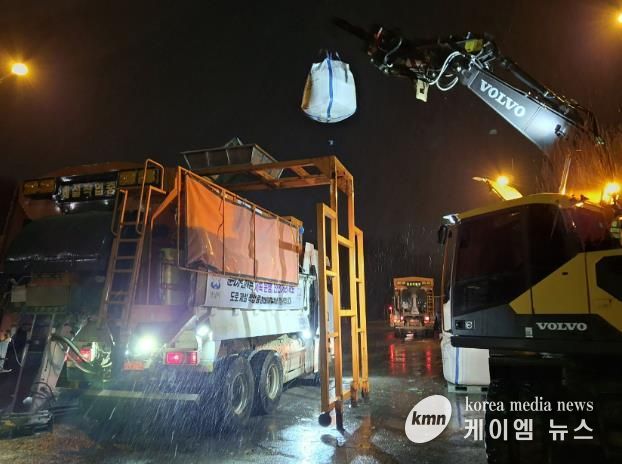 성남시, 첫 눈에 취약지역 밤샘 제설작업…시민 출근길 안전 총력