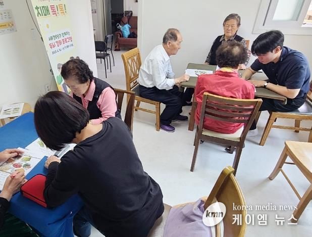 수원시 팔달구 화서1동, 팔달구치매안심센터와 마트 전단지 활용한 두뇌강화 프로그램 운영