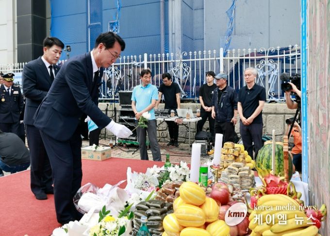 정명근 화성특례시장이 24일, ‘화성 아리셀 공장화재 사고 1주기 현장 추모 위령제’에 참석해 헌화하고 있다. 사진/화성특례시청 제공