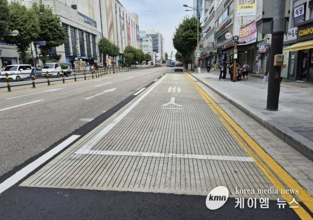 안양시는 만안구 남부시장 버스정류장 앞 도로를 내구성이 높은 콘크리트로 포장해 도로 환경을 개선했다