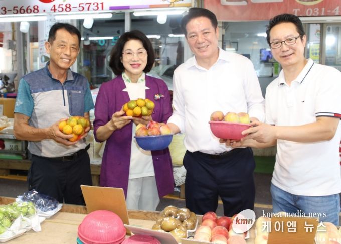 최대호 안양시장은 28일 동안구 호계시장에서 소비쿠폰을 사용해 과일 등의 먹거리를 구매했다.