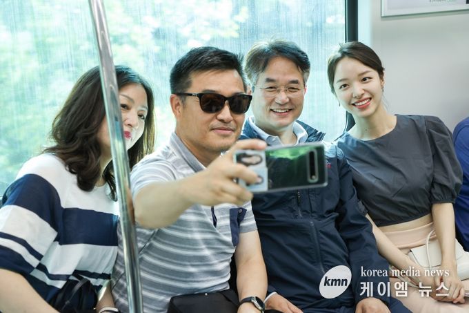 시민들과 함께 서해선에 탑승한 이동환 고양시장