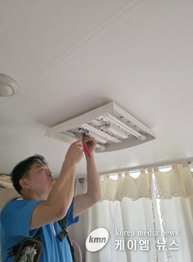 고양시 중산1동, 스마트 전등스위치 설치‘당신 곁의 빛과 안전’사업 진행