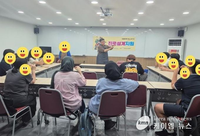 동두천시가족센터, 2025년 진로체험 프로그램 가죽공예 ‘카드지갑 만들기’ 진행