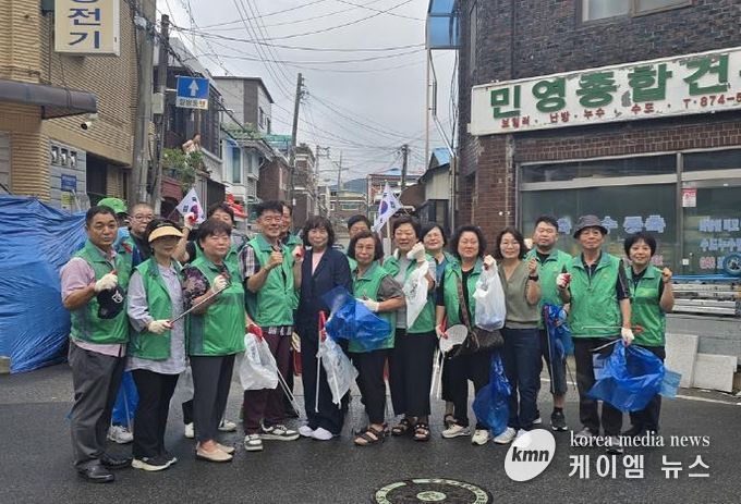 의정부시 의정부2동 새마을지도자회·부녀회, 태극기 거리 조성 구간 정화 활동 실시