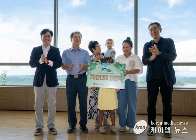 애기봉평화생태공원의 70만번째 방문객인 김소정님 가족과 김병수 시장, 이계현 김포문화재단 대표이사