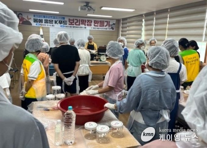 광명시 하안3동 주민자치회는 지난 6일 지역주민 30명과 함께 하안3동 행정복지센터 2층에서 ‘전통 보리막장 만들기 체험’을 진행했다.