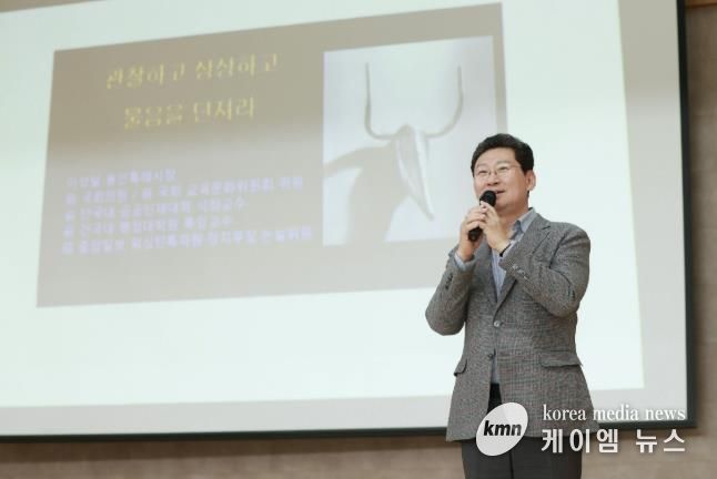 9일 용인삼계고에서 이상일 시장이 특강을 하고 있다