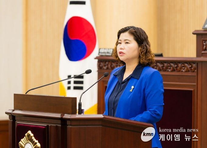 안산시의회가 11일 열린 제298회 임시회 제3차 본회의에서 ‘무관할 차량등록제도 개선 촉구 건의안’을 채택했다. 사진은 이날 건의안을 대표 발의한 박은정 의원이 제안설명을 하고 있는 모습.