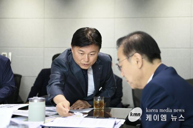 조용익 부천시장(왼쪽)이 12일 서울 중구 국토발전전시관을 방문해 김윤덕 국토교통부 장관에게 부천시 주요 사업 현안을 설명하고, 정부 차원의 전폭적인 지원을 요청하고 있다.