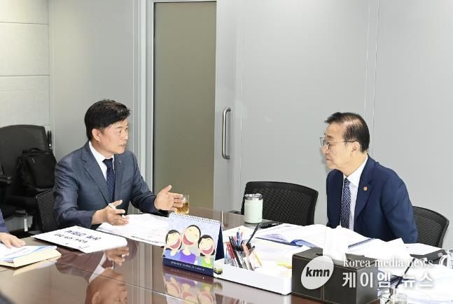 조용익 부천시장(왼쪽)이 12일 서울 중구 국토발전전시관을 방문해 김윤덕 국토교통부 장관에게 부천시 주요 사업 현안을 설명하고, 정부 차원의 전폭적인 지원을 요청하고 있다.