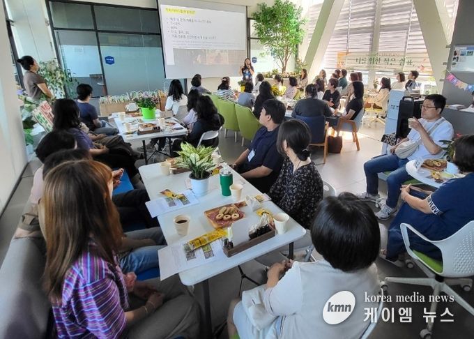 경기도 아동돌봄광명센터는 지난 11일 돌봄 종사자를 위한 힐링 워크숍 '나를 위한 작은 쉼표를 진행하고 있다.