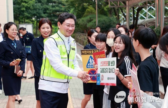 이상일 용인특례시장은 12일 수지구 현암초등학교에서 교통지도 봉사에 참여했다