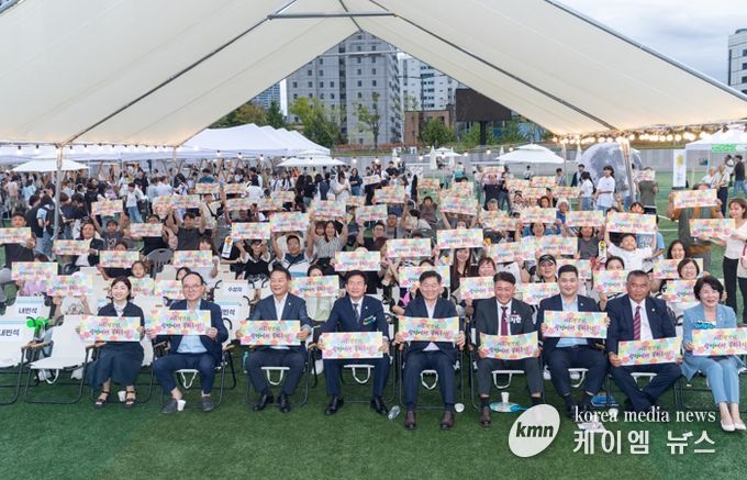 지난 13일 광명시민운동장에서 열린 ‘제11회 광명시 사회적경제 페스티벌’ 참석자들이 기념사진을 촬영하고 있다.