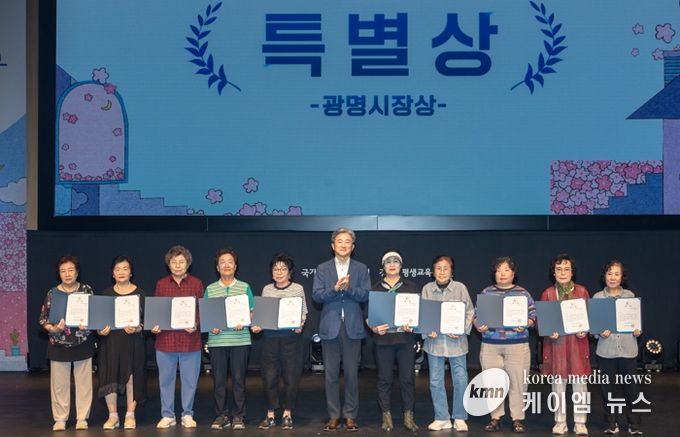 정순욱 광명시 부시장(사진 가운데)이 지난 12일 광명극장에서 열린 ‘2025년 경기도 문해의 달’ 행사에 참석해 시화전 수상자들과 기념사진을 촬영하고 있다.
