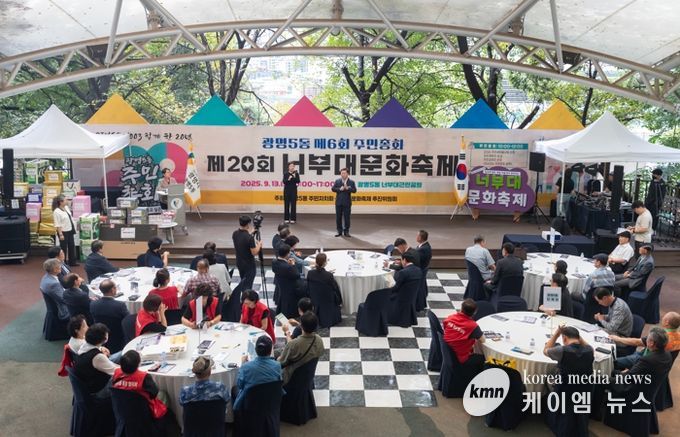 박승원 광명시장이 지난 13일 너부대근린공원 야외무대에서 열린 ‘제6회 광명5동 주민총회’와 ‘제20회 너부대문화축제’에 참석해 인사말을 하고 있다.