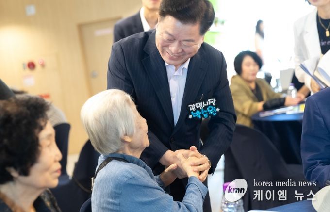 박승원 광명시장이 지난 13일 일직동 주민자치센터에서 열린 ‘2025년 일직동 주민총회’에 참석해 주민과 인사하고 있다.