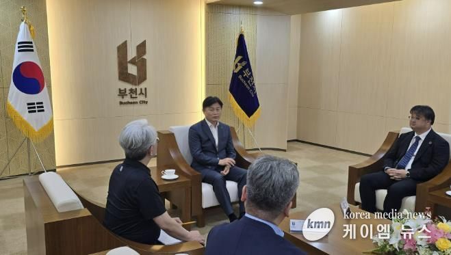 조용익 시장이 ISO 45001 인증 추진을 위한 본심사 과정에서 면담을 진행하고 있다.