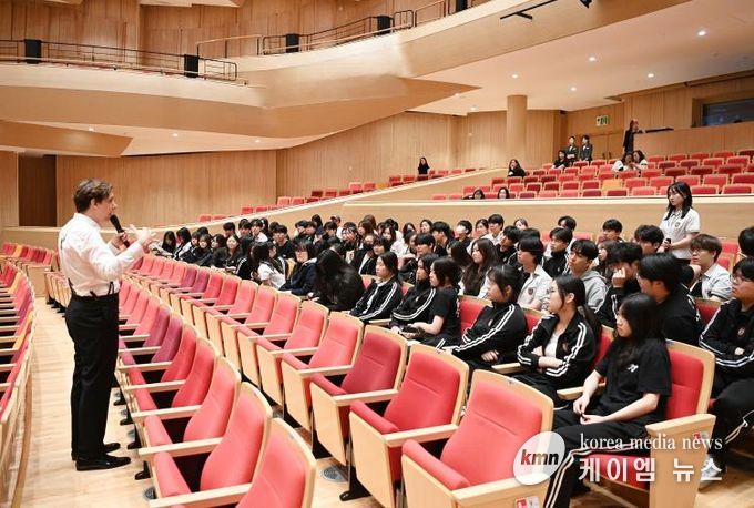경기예술고등학교 학생들이 페뤼숑 지휘자와 질의응답하고 있다.