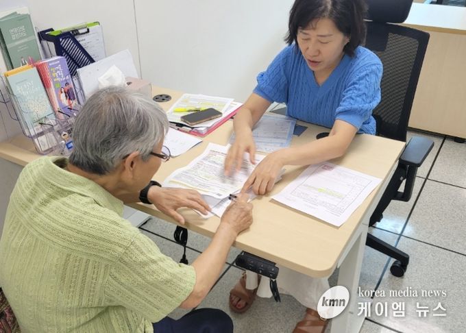 방문건강관리 대상자에게 경기기후보험에 대해 안내하고 있다.