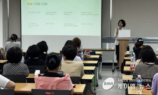 제민영 약사가 지난 10일 부평구사회적경제마을센터에서 열린 긴급돌봄지원사업 종사자 교육에서 ‘올바른 약물복용 관리 및 돌봄’을 설명하고 있다.