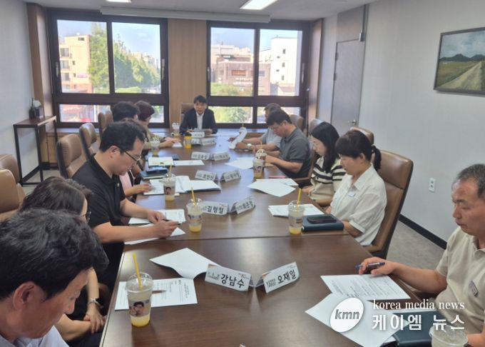 김포시가 11일 ‘지역경기체감 회복을 위한 전담팀’을 구성하고 3차 회의를 개최했다.