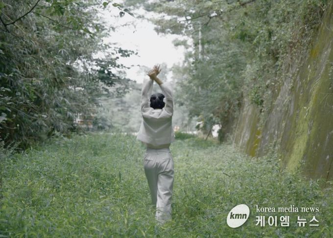 한석경, 〈흰 그림자〉, 퍼포먼스, 2025