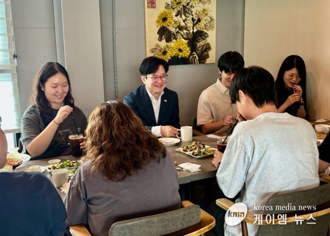 김병수 김포시장이 15일 ‘소통으로 통하는 통통데이’를 통해 저연차 직원들과 대화의 시간을 가졌다.