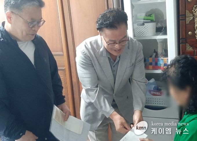 왼쪽부터 교회 관계자, 유형식 화도읍장