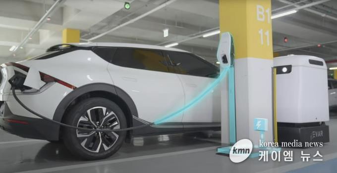 자율주행 전기차 충전로봇의 충전 모습을 표현한 이미지