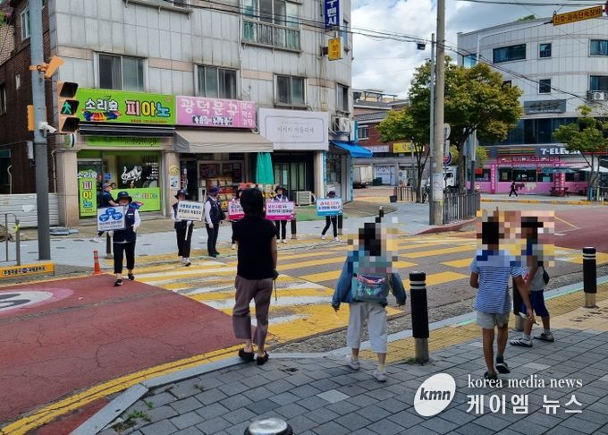 로보캅순찰대와 경찰이 18일 관내 초·중학교 등하굣길 특별 합동 순찰을 진행하고 있다.