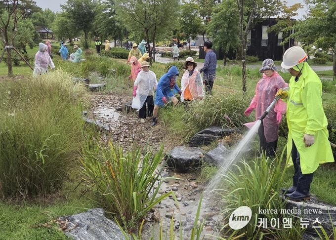 평택시, 경기정원문화박람회 앞두고 시민정원사 자원봉사 활동