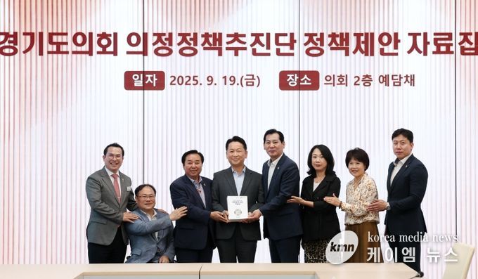 경기도의회 의정정책추진단, 경기도와 도교육청에 ‘정책제안 자료집’ 전달