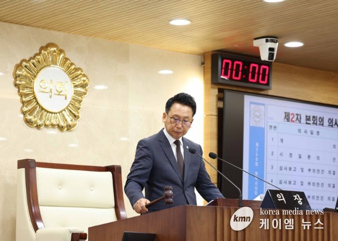 제258회 임시회 제2차 본회의에서 타봉하는 강정구의장