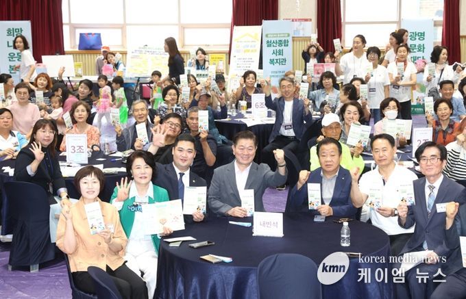 박승원 광명시장이 지난 20일 안현초등학교 체육관에서 진행한 '제5회 철산4동 주민총회 및 축제'에 참석해 기념사진을 촬영하고 있다.