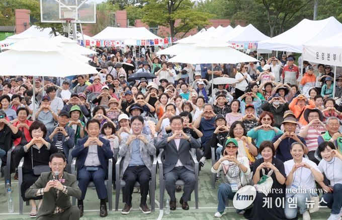 박승원 광명시장이 지난 20일 한내천 농구장 일대에서 진행한 '제12회 소하1동 한내축제'에 참석해 기념사진을 촬영하고 있다.