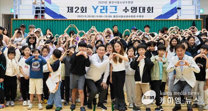 20일 용인시청소년수련관에서 이상일 시장이 대회 참가자들과 기념사진을 촬영하고 있다