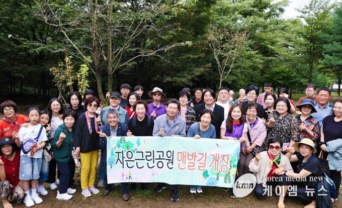 20일 자은근린공원에서 이상일 시장과 맨발길 개장식 참석자들이 기념사진을 촬영하고 있다