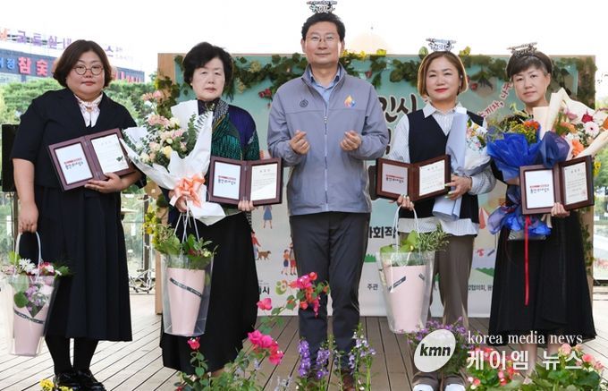 20일 동백호수공원에서 이상일 시장이 시장 표창 수상자들과 기념사진을 촬영하고 있다