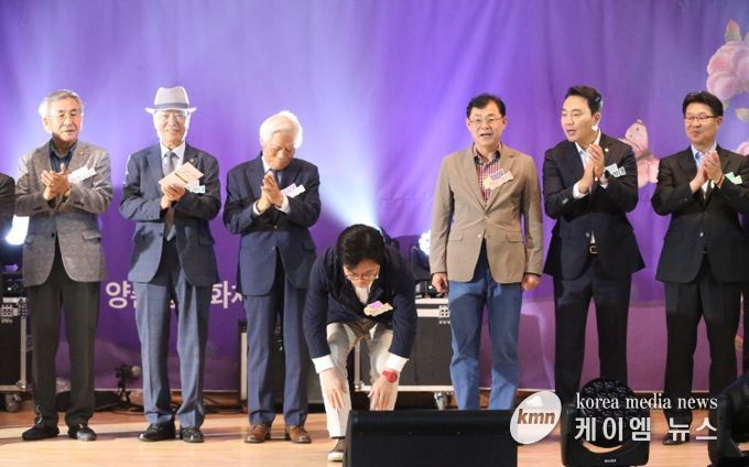 김병수 시장이 20일 양촌읍에서 열린 ‘2025 볕고을 양촌 경로잔치’를 찾아 어르신들에게 감사의 큰 절을 올리고 있다.