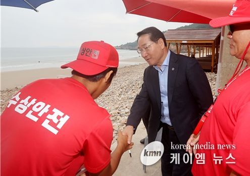 2025.8.9. 유정복 시장이 옹진군 연평면 구리동해수욕장을 방문해 안전상황을 점검하고 있다