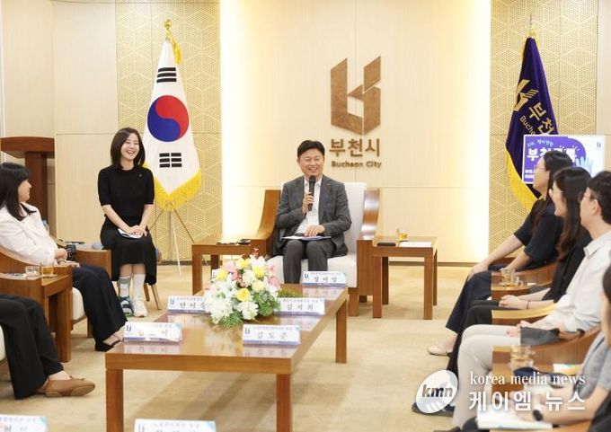 조용익 부천시장과 부천시사회복지협의회 사회복지종사들이 기념사진을 촬영하고 있다.