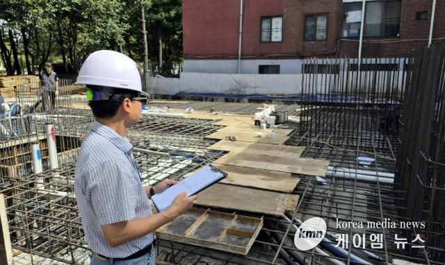 현장에서 활동하는 과천시 시민 환경감시원 모습
