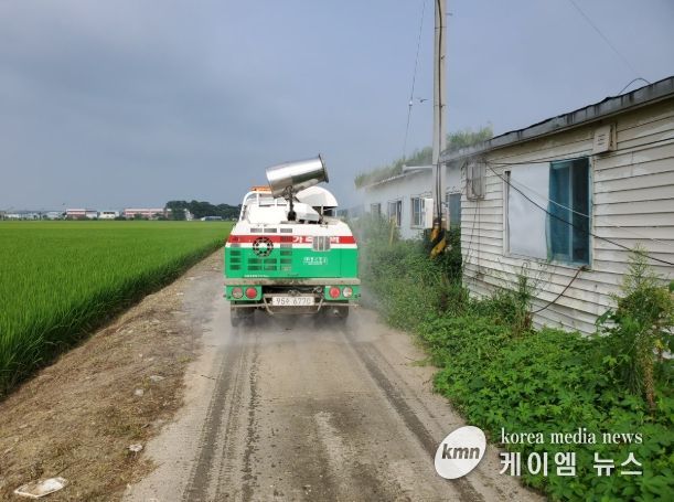 소독방제차량으로 가축 방역을 하고 있다.