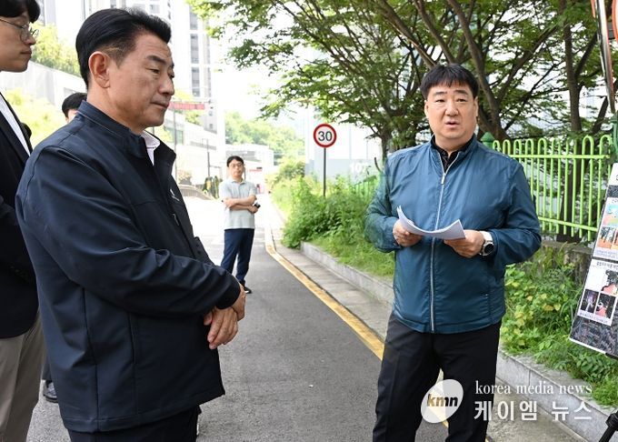 김동근 시장이 9월 22일 신곡동 파크프라임아파트 일대를 방문해 주민들이 제기한 생활불편 사항을 점검하고 있다.