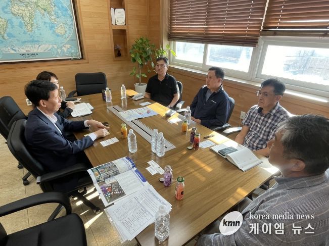 인천항만공사 김상기 운영본부 부사장이 배후단지 입주업체와 논의하고 있다.